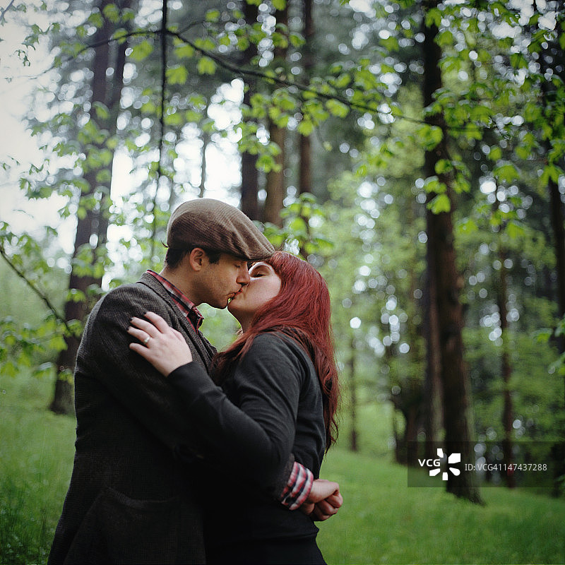 森林中的情侣亲吻图片素材
