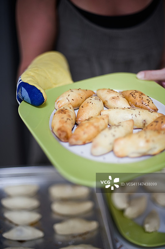 一盘新鲜出炉的馅饼图片素材