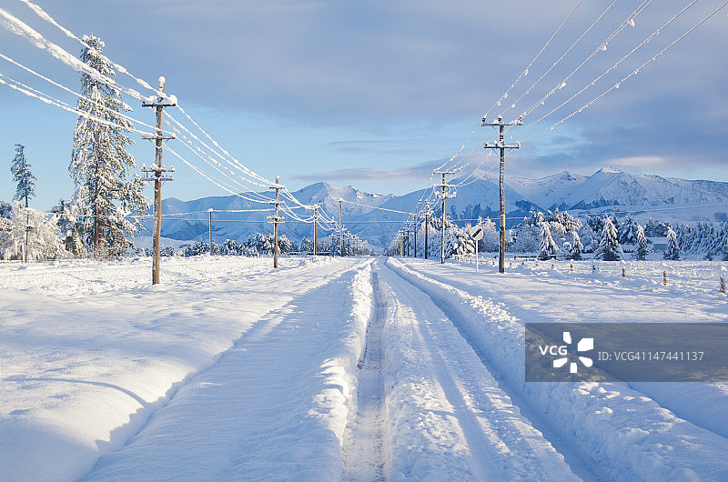 雪地道路与电线图片素材