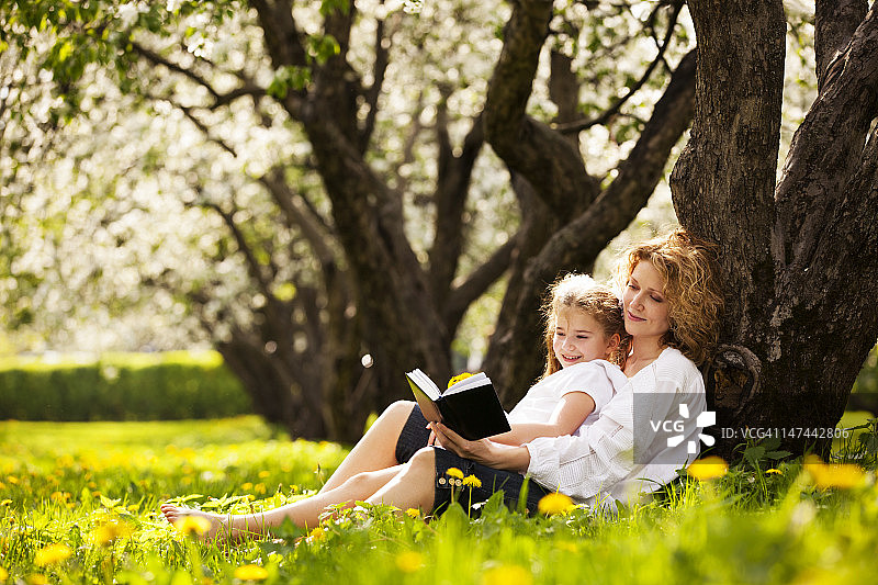 母女在公园里阅读书籍图片素材