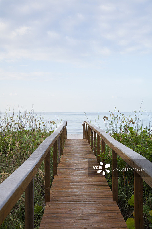 通向萨尼贝尔海滩的木栈道图片素材