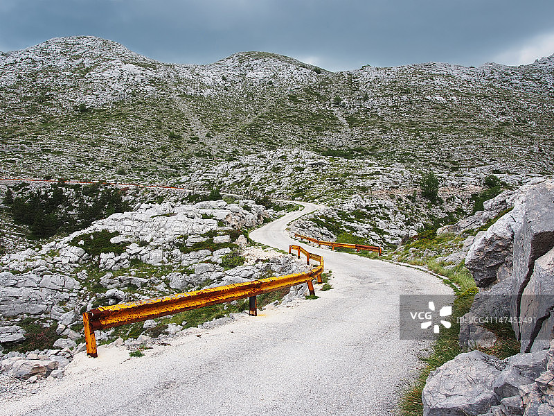 弯曲的山路图片素材