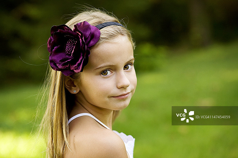 手持紫花的女孩图片素材