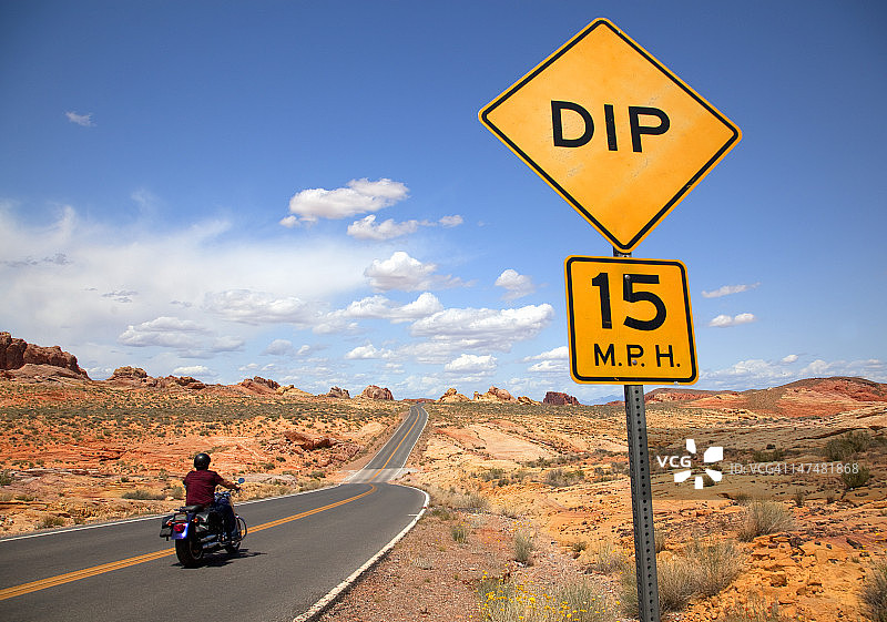 沙漠中的摩托车驾驶员图片素材