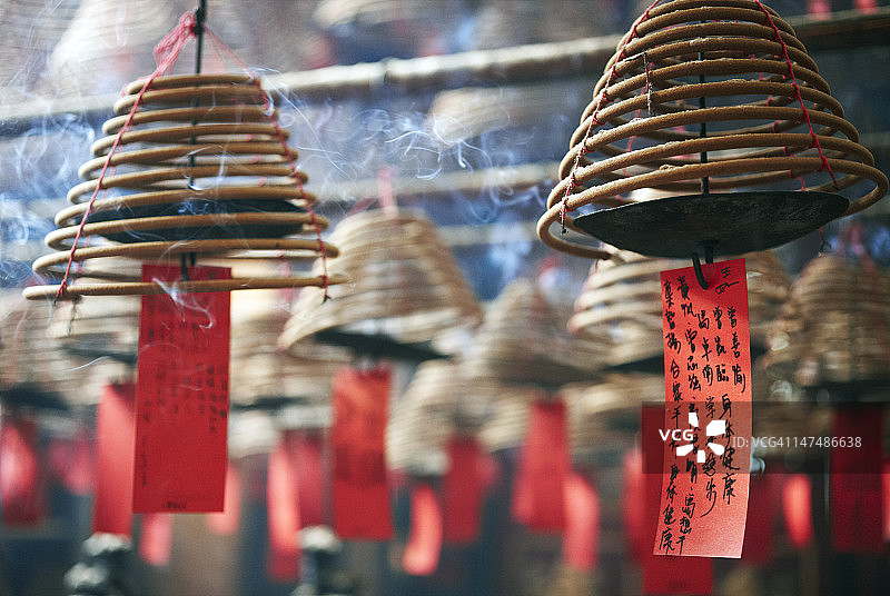 文武庙里悬挂的盘香图片素材