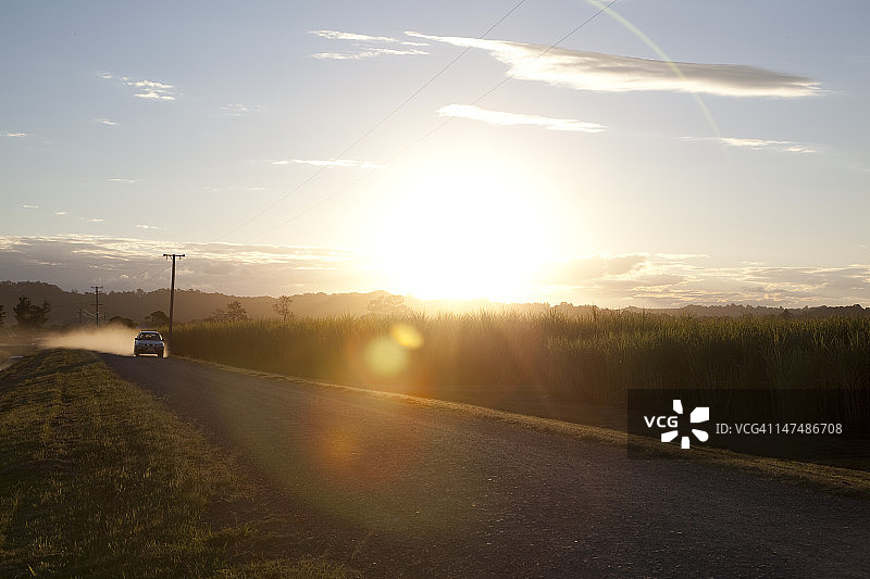 澳大利亚乡村公路景观上的阳光图片素材