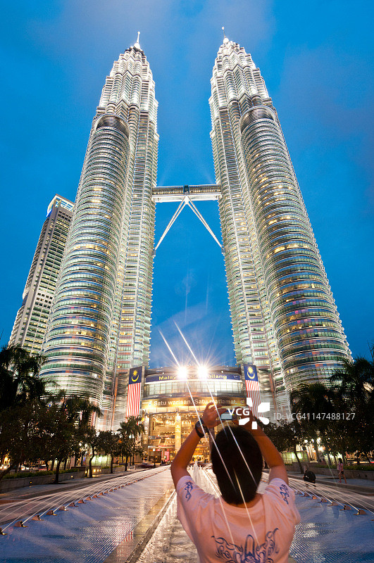 游客拍摄吉隆坡双子塔图片素材