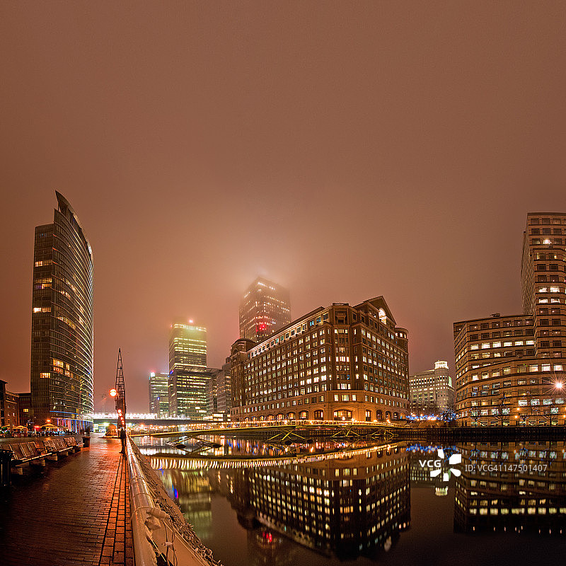 雾冬之夜的伦敦金丝雀码头图片素材