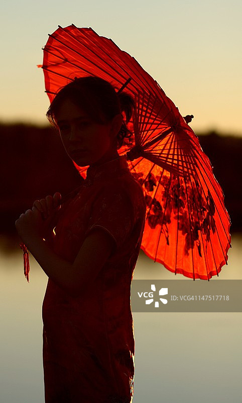 女孩拿着红色阳伞图片素材
