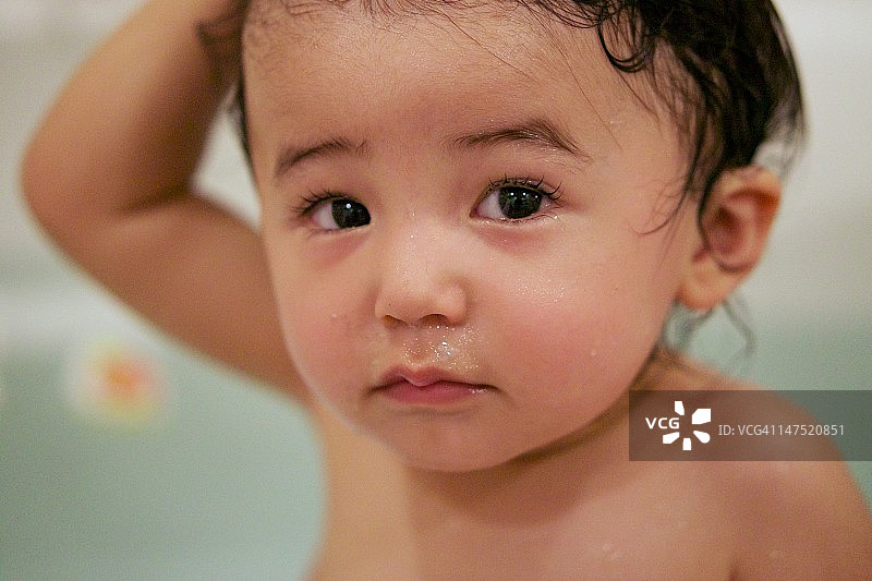 浴缸里的年轻女孩图片素材