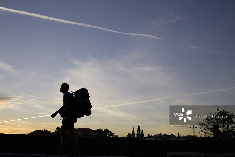 朝圣者黄昏抵达圣地亚哥图片素材