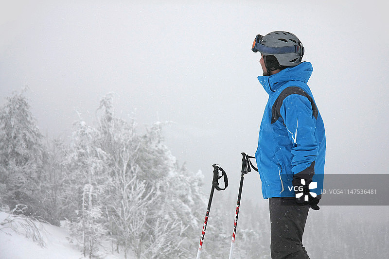 男子在翠湖山享受冬季图片素材