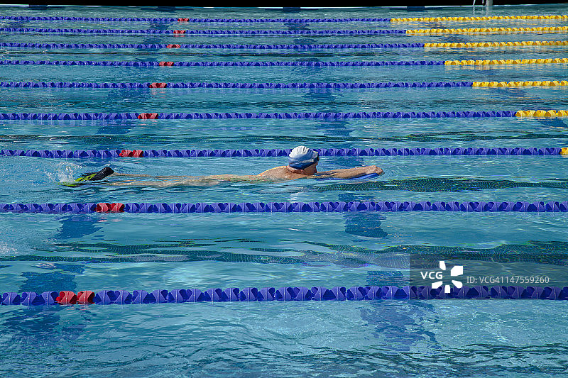 在游泳池锻炼的中年妇女图片素材