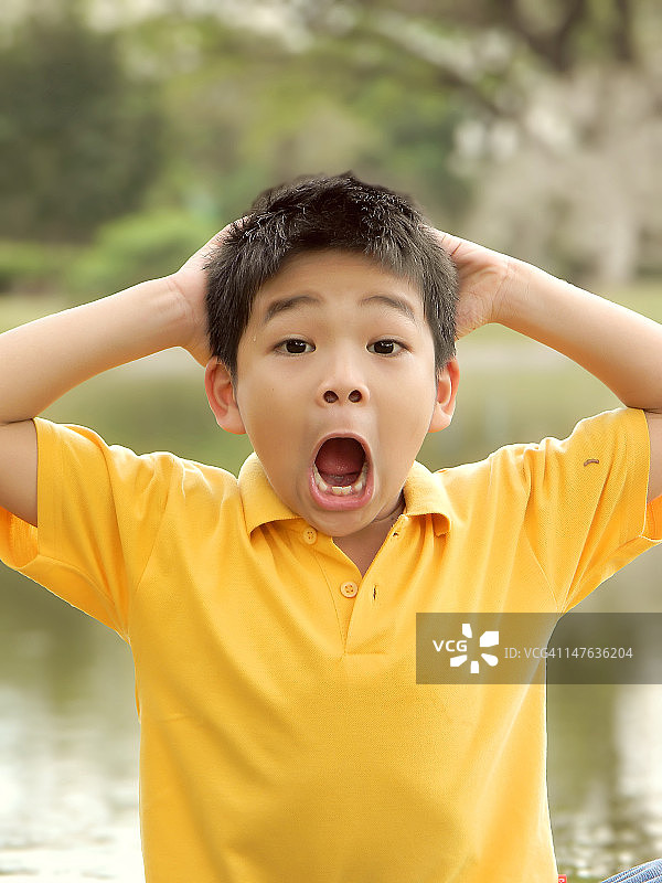 感到惊讶的亚洲男孩图片素材