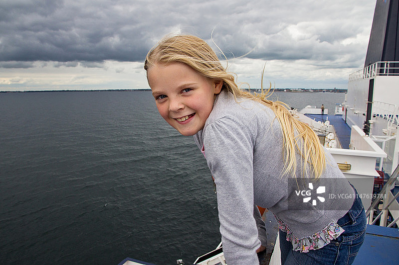船上的女孩肖像图片素材