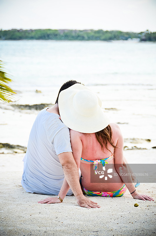 情侣在海滩上接吻图片素材