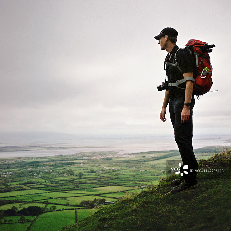 徒步旅行者在爱尔兰驻足欣赏风景图片素材