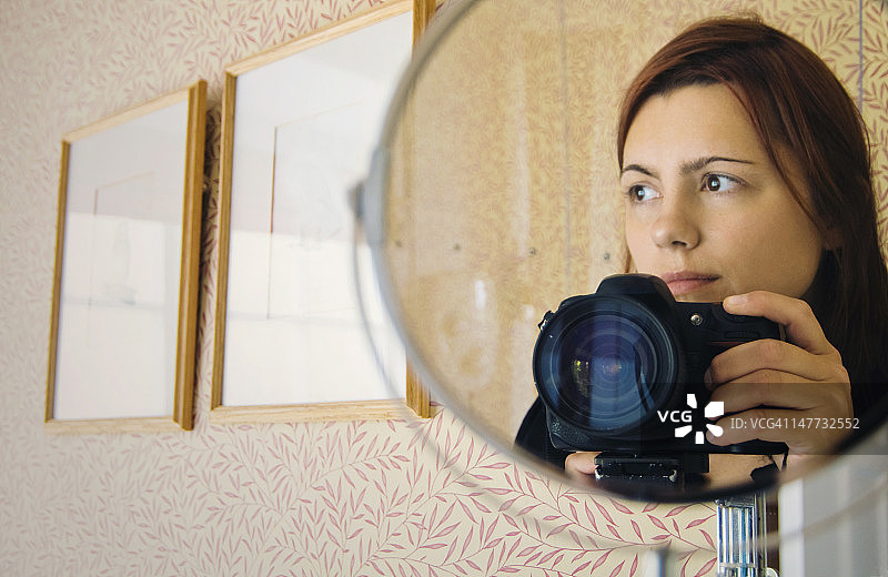 拿着相机的女人图片素材