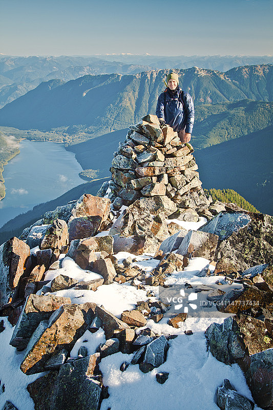 在山顶的徒步者图片素材