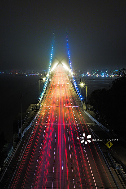 桥上的光轨图片素材