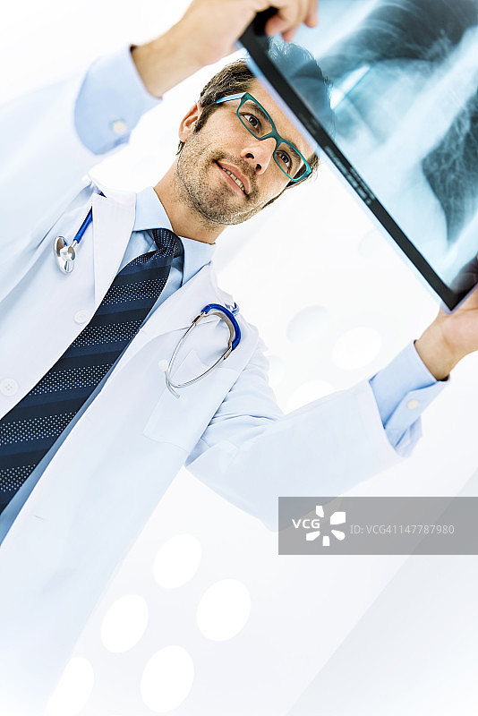 医生正在查看X光片图片素材