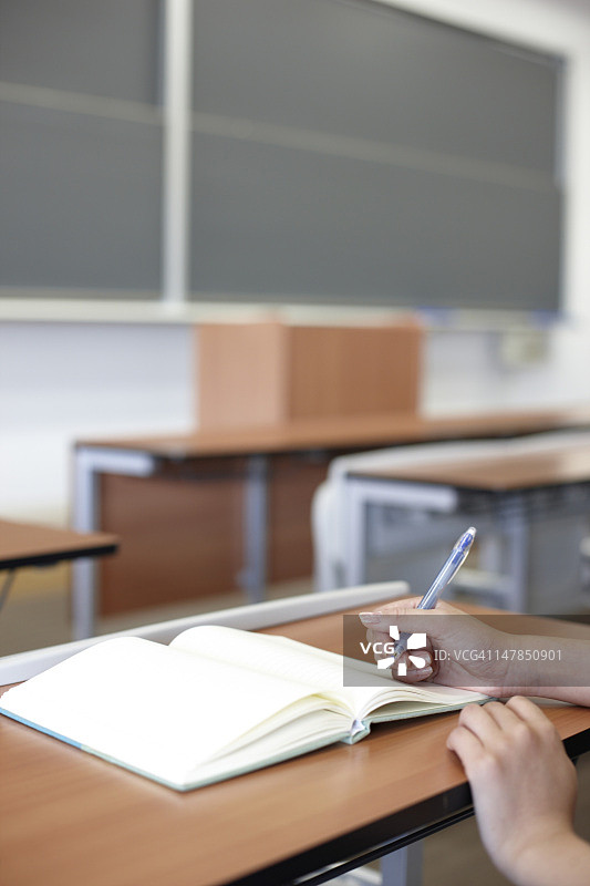 在阶梯教室里的学生图片素材