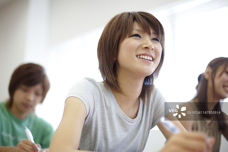 在演讲厅里的三名学生图片素材