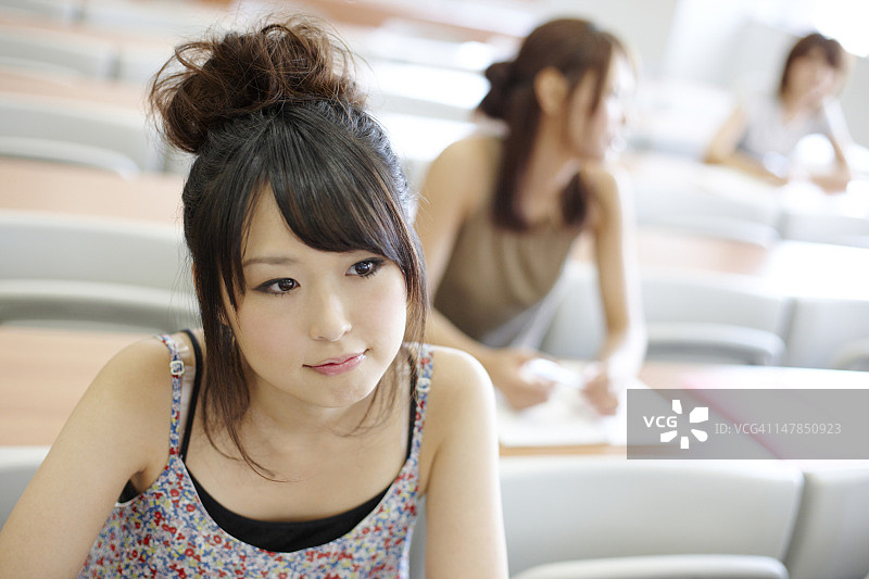 在演讲厅里的三名女学生图片素材