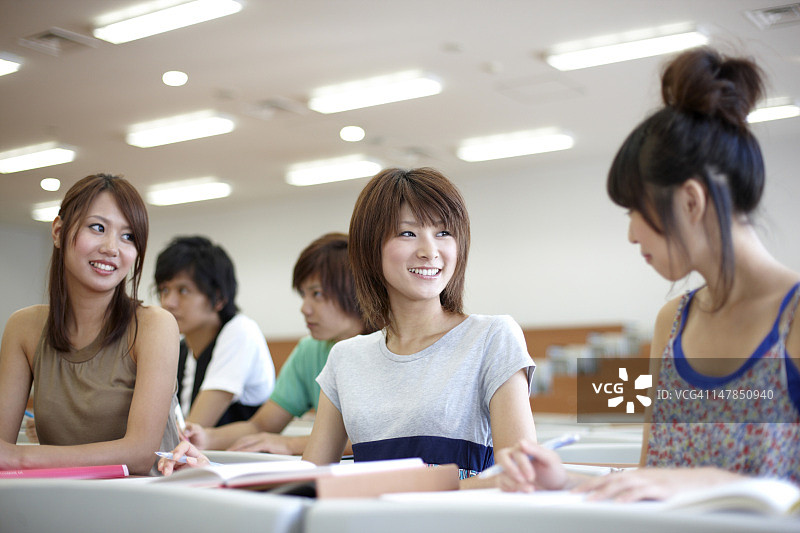 在演讲厅里的五名学生图片素材