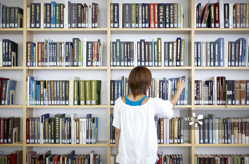 在图书馆选书的女学生图片素材