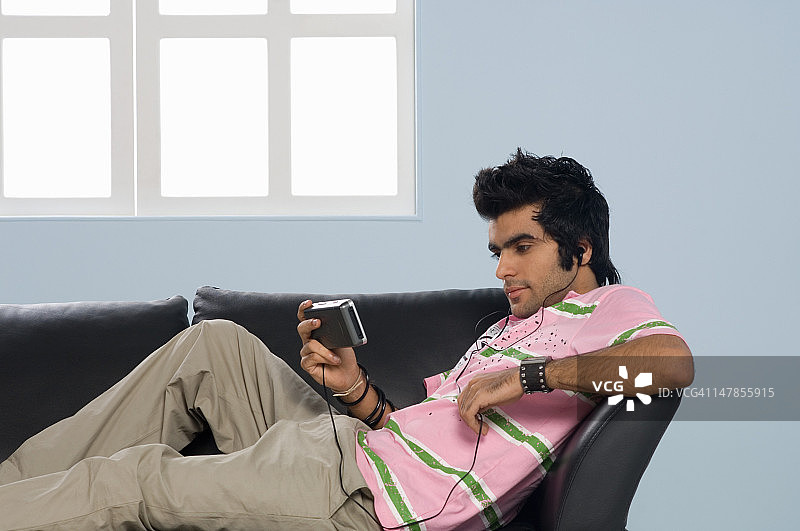 听MP3播放器的年轻男人图片素材