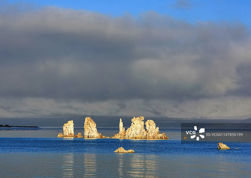 阳光下的石灰华图片素材