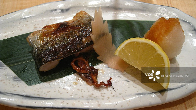 日式怀石料理：烤鱼图片素材
