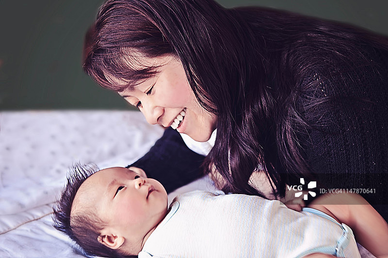 母亲和女婴图片素材