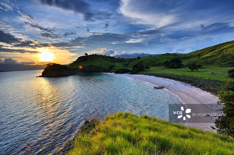 日落下的粉红岛屿图片素材