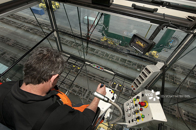 集装箱港口的起重机驾驶室图片素材