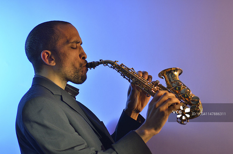 演奏高音萨克斯的爵士音乐家图片素材