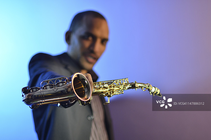 手持高音萨克斯的爵士乐音乐家图片素材