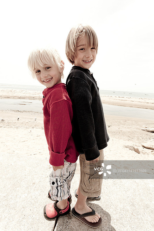 背靠背的兄弟图片素材