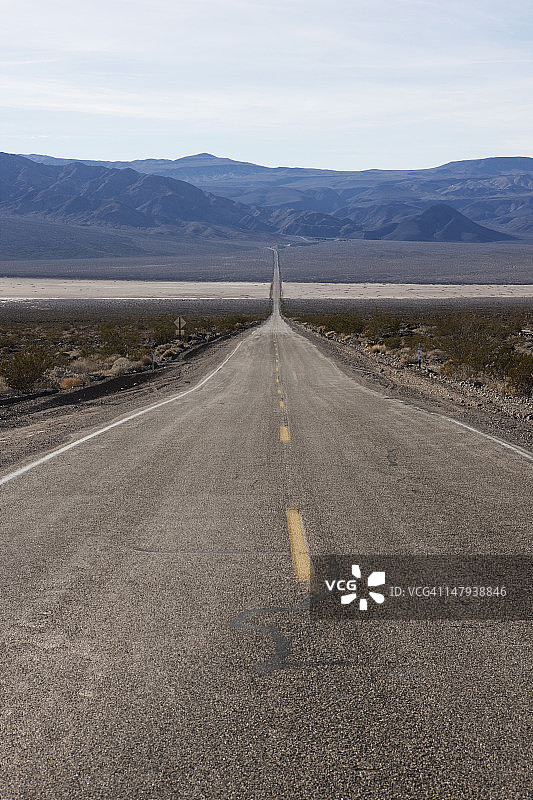 带黄色条纹的笔直沙漠公路图片素材