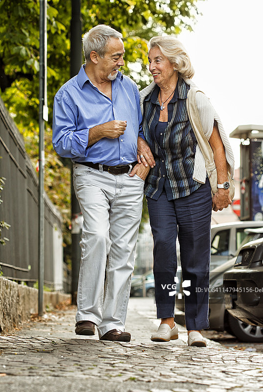 老年夫妇的欧洲观光之旅图片素材