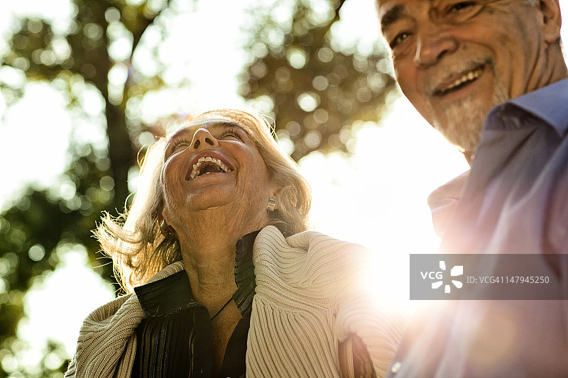 快乐的老年夫妇一起享受美好的一天图片素材
