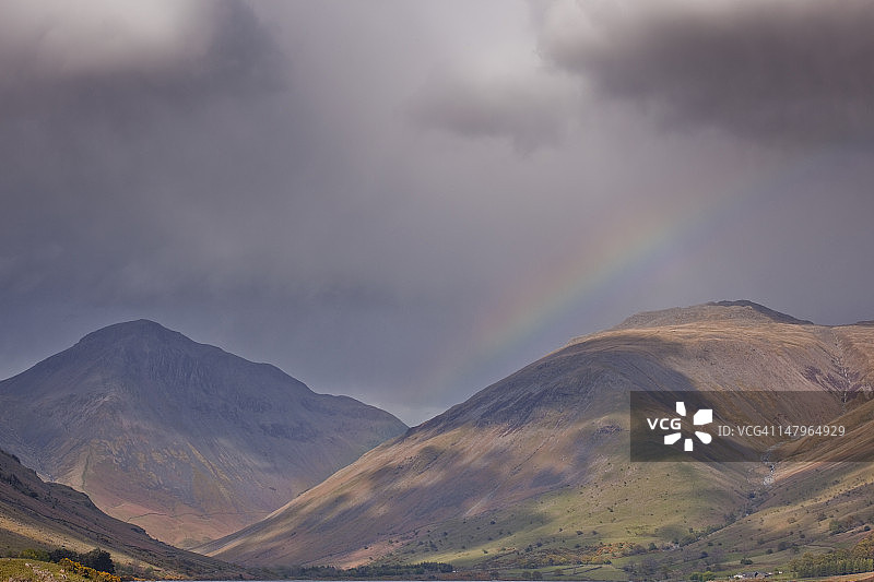 眺望废弃水域附近的高山图片素材