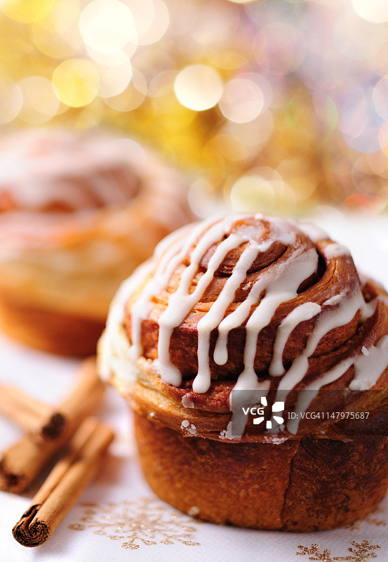 雪花桌布上糖霜肉桂卷的特写图片素材
