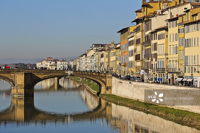 横跨阿诺河的圣三一桥图片素材