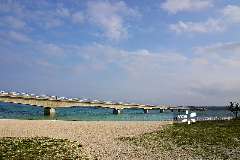 古宇利岛大桥与前景海滩图片素材