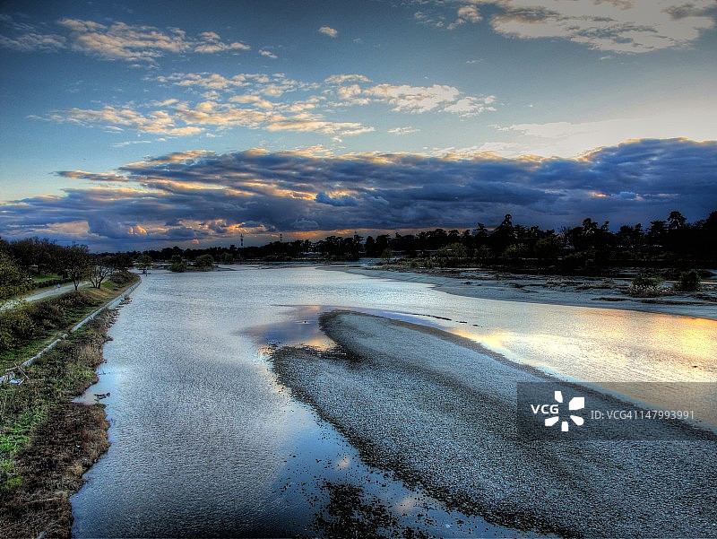 冰冻天空下的黑暗河流图片素材