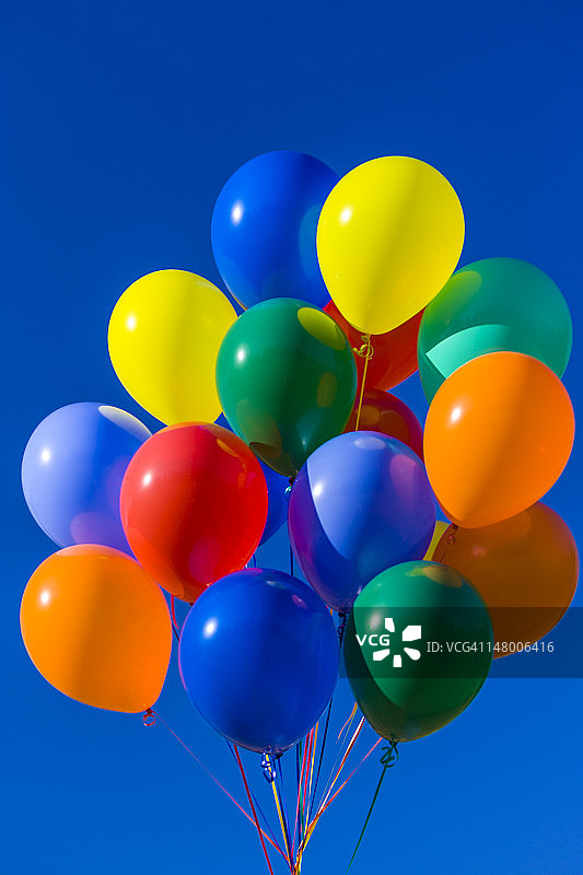 蓝天下的彩色气球图片素材