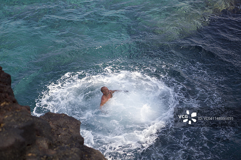 男子在海中涉水图片素材