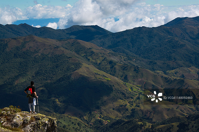 独自站在山顶的男人图片素材